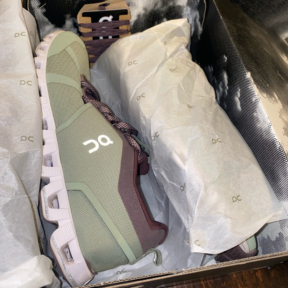 ON Cloud Beam (Leaf/Grape color) Like new with the box!!!